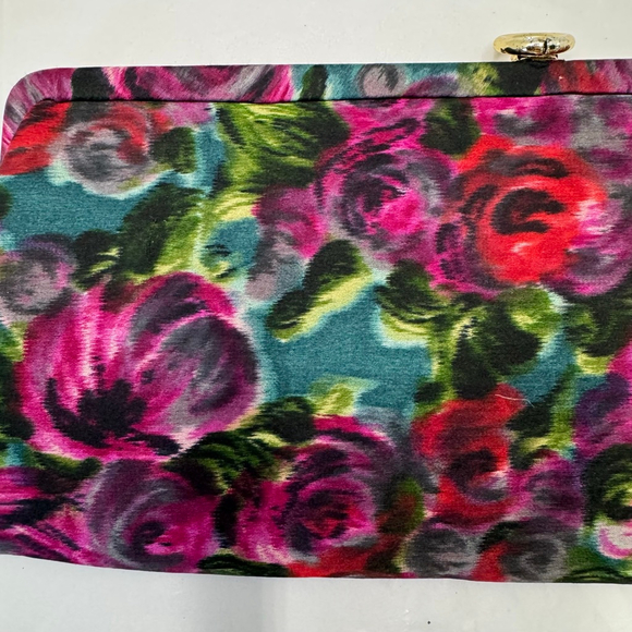 Vintage 60s Clutch Floral Fabric
Lined Gold Tone Clasp. Rectangular Medium - Picture 6 of 8